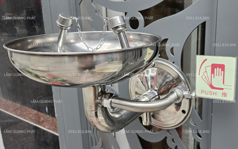 Bồn rửa mắt gắn tường