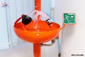 Tầm quan trọng của bồn rửa mắt khẩn cấp và vòi rửa mắt an toàn trong các cơ sở